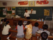 地域活動の画像。体験学習の様子。